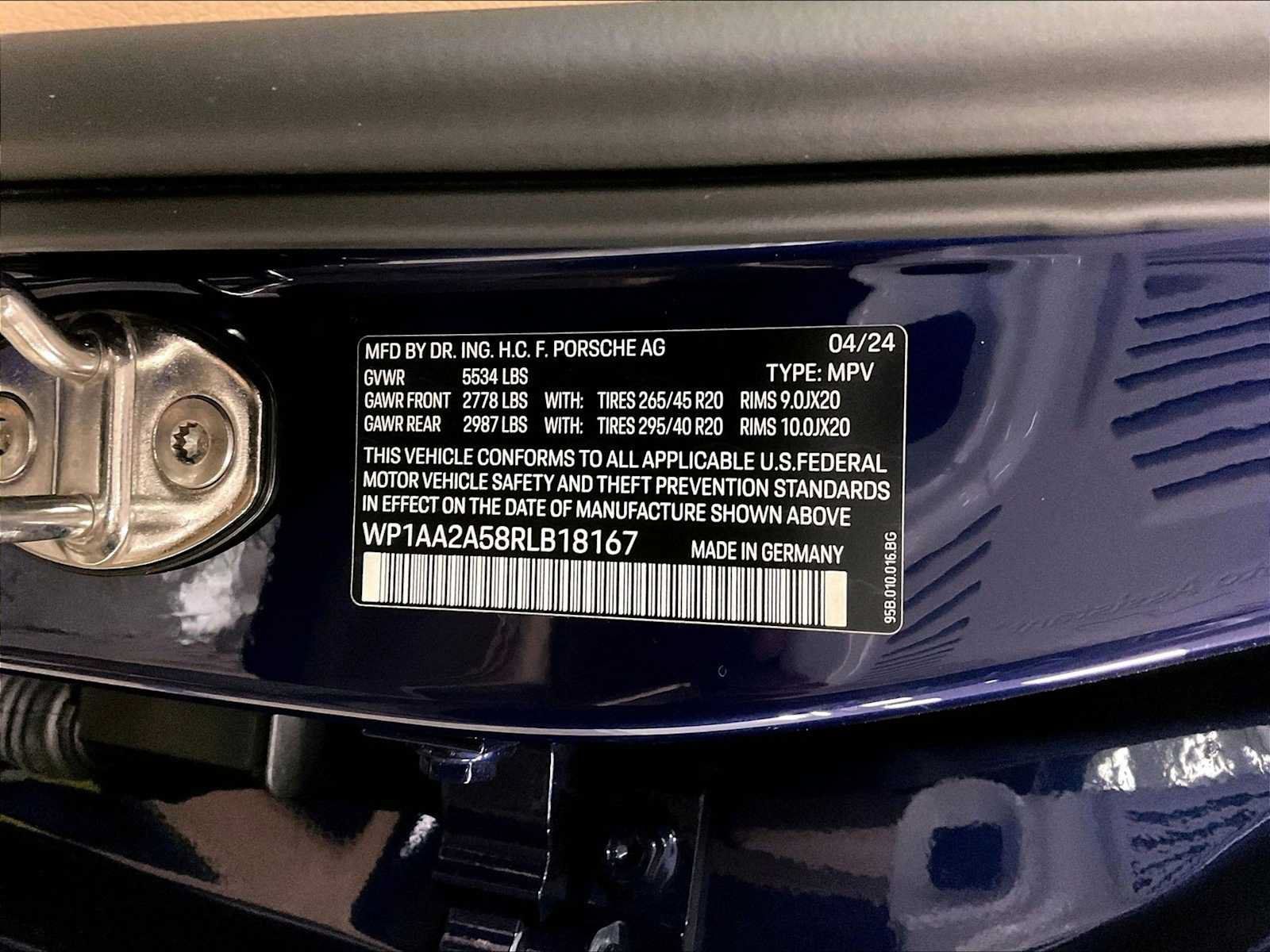 Certified 2024 Porsche Macan AWD/4WD image 36