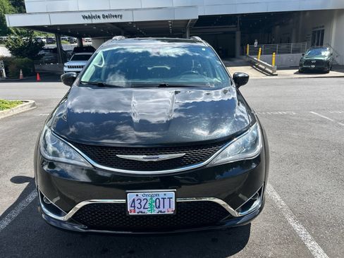 Used 2019 Chrysler Pacifica Touring-L FWD image 2