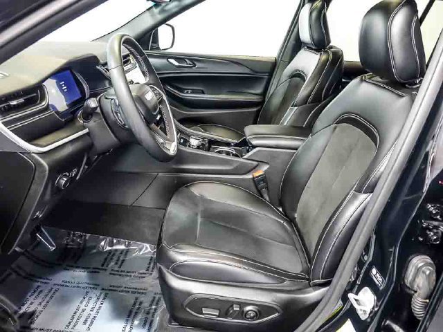 Used 2023 Jeep Grand Cherokee Altitude AWD/4WD image 12