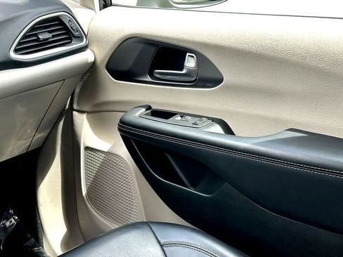 Used 2023 Chrysler Pacifica Touring-L FWD image 28