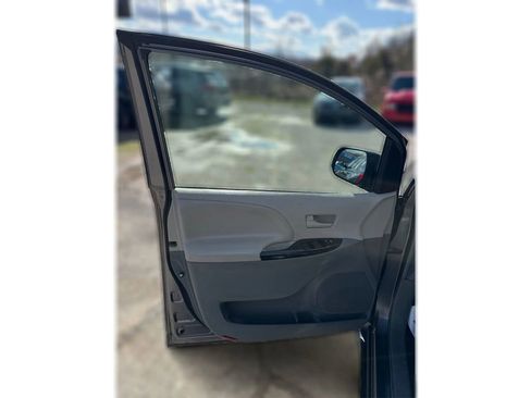 Used 2014 Toyota Sienna L image 22