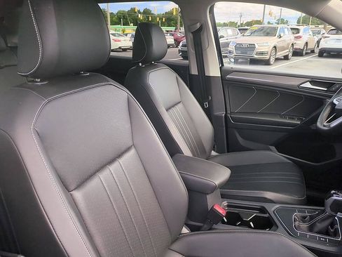 Used 2023 Volkswagen Tiguan SE FWD image 33