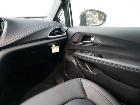 New 2026 Chrysler Pacifica Select image 11