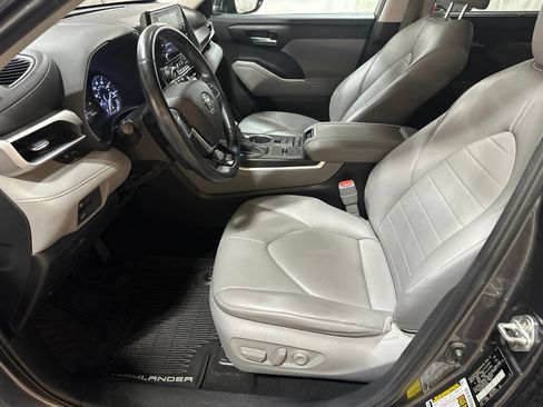 Used 2020 Toyota Highlander XLE FWD image 13
