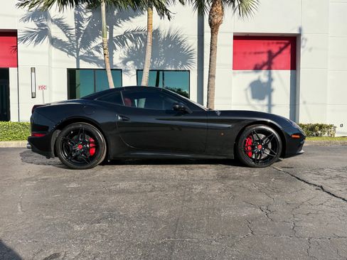 Used 2016 Ferrari California T RWD image 17