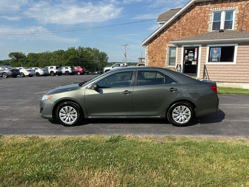Used 2012 Toyota Camry LE FWD image 2