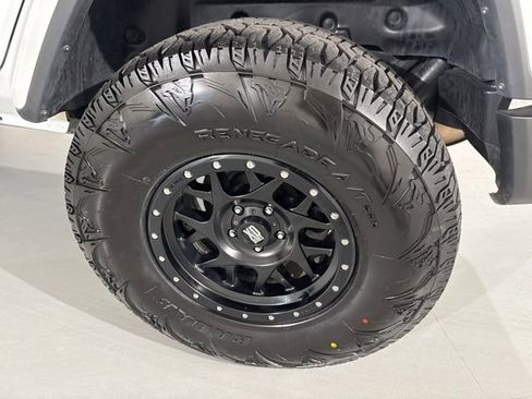 Used 2018 Jeep Wrangler Unlimited Sahara image 7