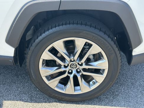 Used 2019 Toyota RAV4 Limited w/ Cold Weather Package FWD image 18