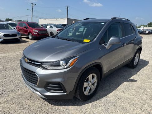 Used 2020 Chevrolet Trax LT w/ LT Convenience Package FWD image 1