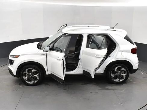Used 2024 Hyundai Venue Limited image 7