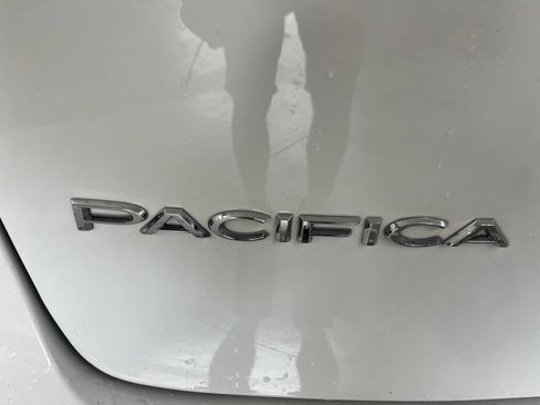 Used 2024 Chrysler Pacifica Touring-L FWD image 43