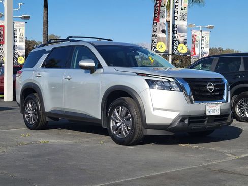 Used 2025 Nissan Pathfinder SV image 33