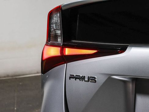 Certified 2022 Toyota Prius LE FWD image 11