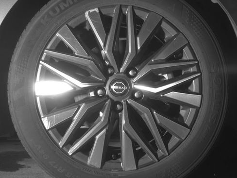 Used 2025 Nissan Altima 2.5 SV FWD image 12