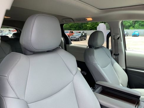 Used 2024 Toyota Sienna XLE w/ XLE Plus Package AWD/4WD image 21