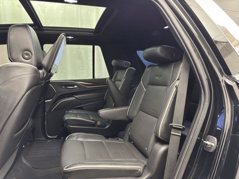 Used 2021 Cadillac Escalade Premium Luxury image 32