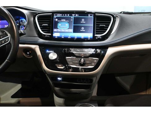 Used 2021 Chrysler Pacifica Touring w/ Cold Weather Group FWD image 21