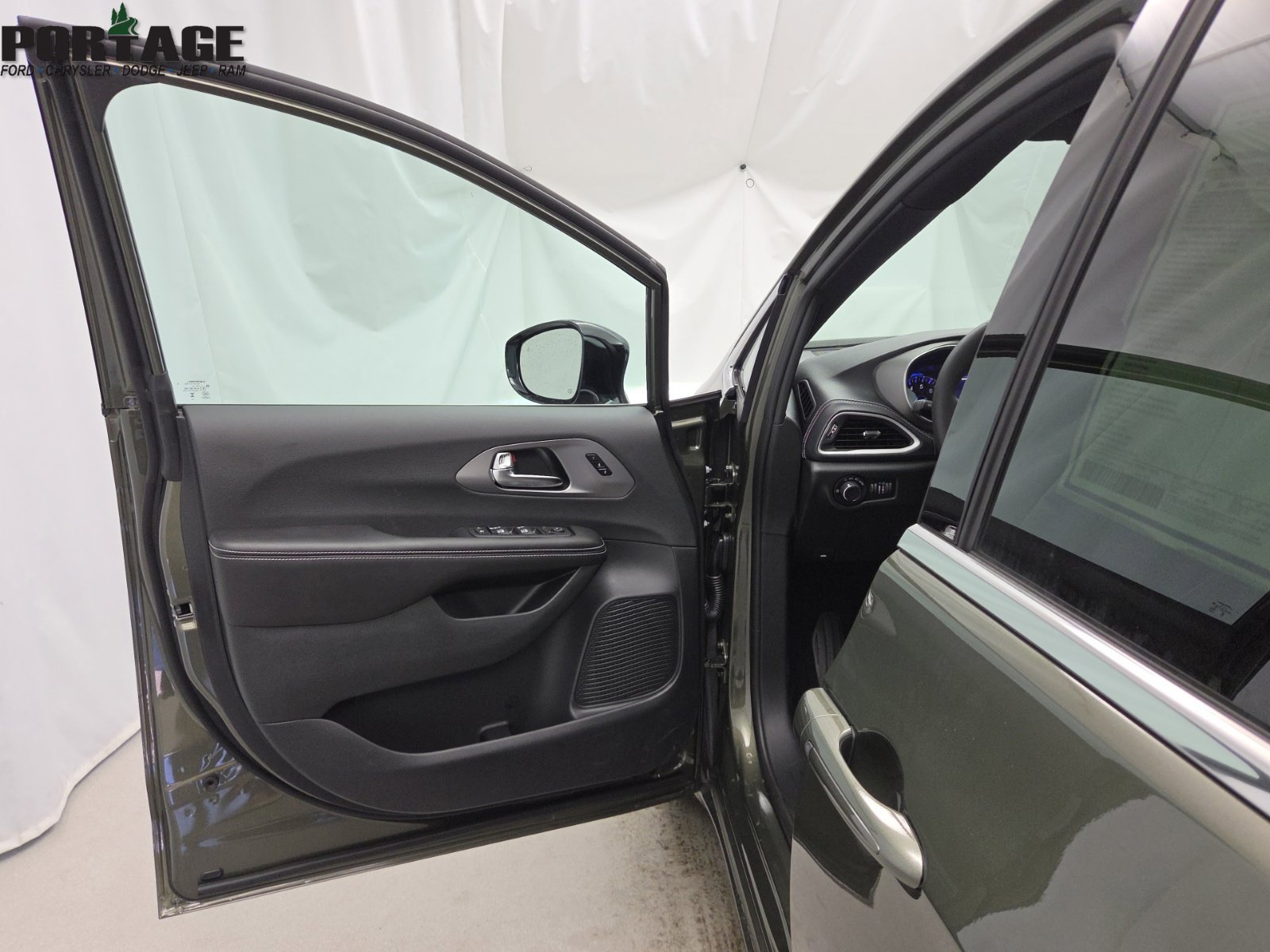 New 2027 Chrysler Pacifica Select AWD/4WD image 12