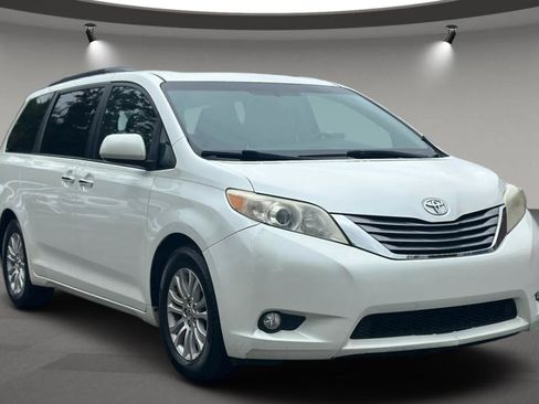 Used 2015 Toyota Sienna XLE w/ XLE Navigation Package FWD image 9