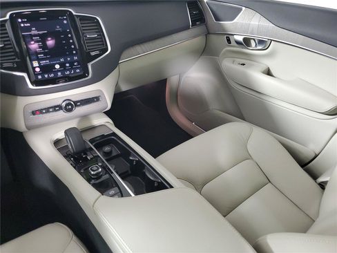 Certified 2025 Volvo XC90 B6 Plus AWD/4WD image 17
