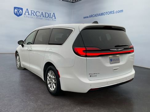 Used 2023 Chrysler Pacifica Touring-L image 3