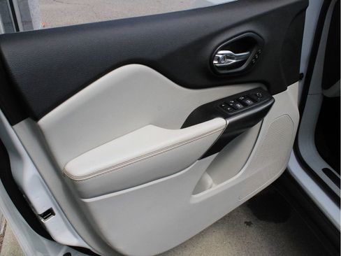 Used 2019 Jeep Cherokee Limited AWD/4WD image 9