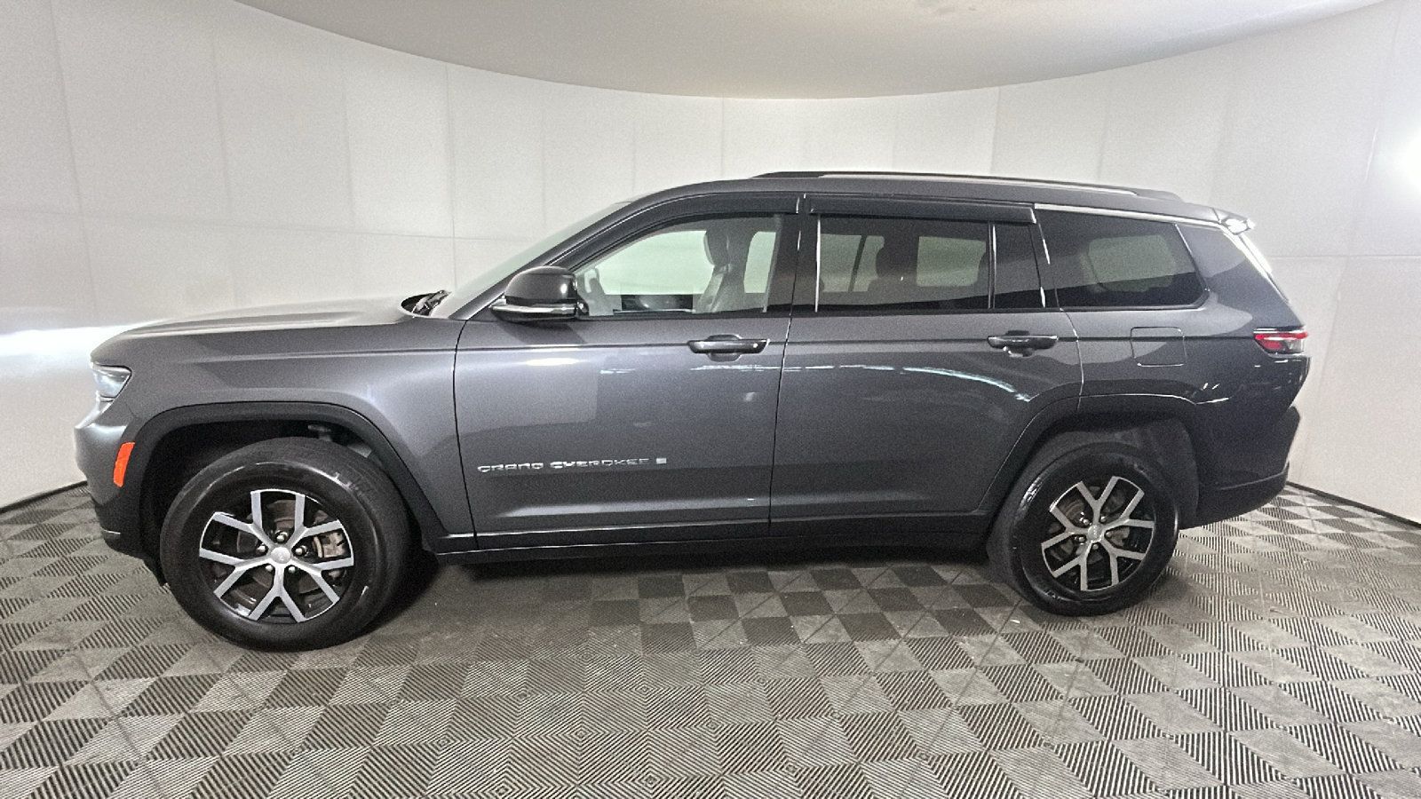 Used 2023 Jeep Grand Cherokee L Limited AWD/4WD image 7