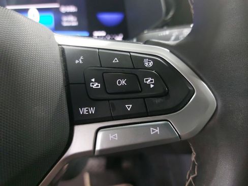 Used 2023 Volkswagen Taos SE w/ Panoramic Sunroof Package AWD/4WD image 17