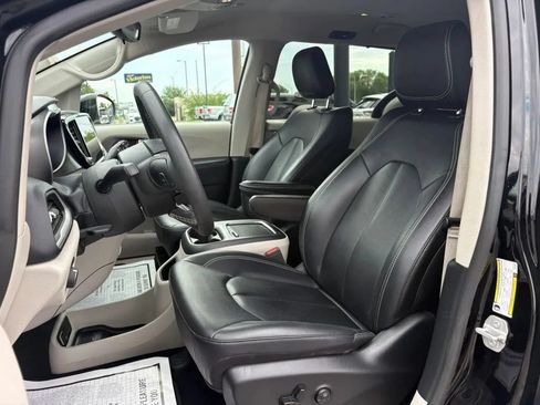 Used 2024 Chrysler Pacifica Touring-L FWD image 24