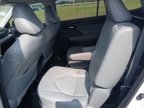 Used 2021 Toyota Highlander XLE FWD image 25