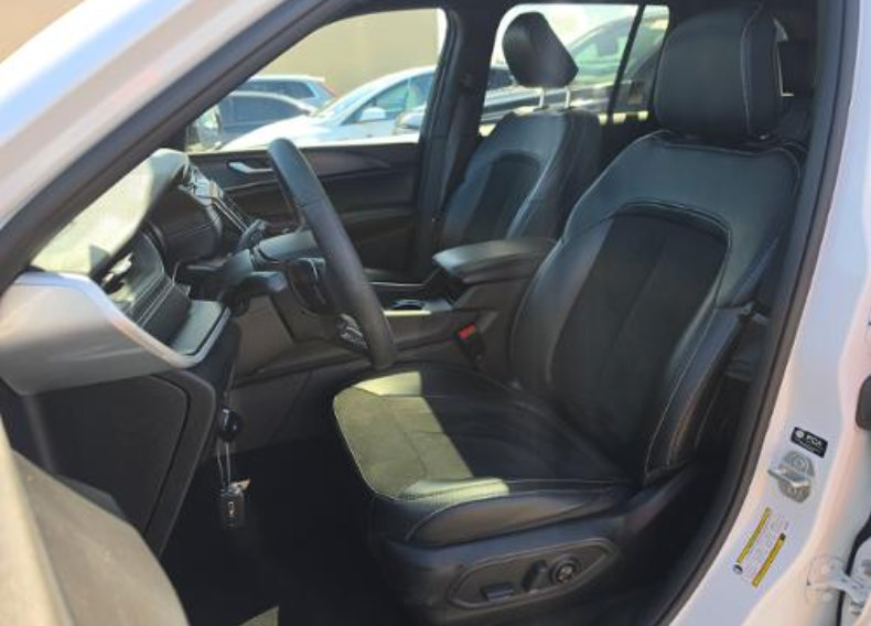 Used 2023 Jeep Grand Cherokee Altitude RWD image 14