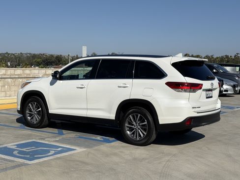 Used 2019 Toyota Highlander XLE w/ Carpet Mat Package (TMS) FWD image 10