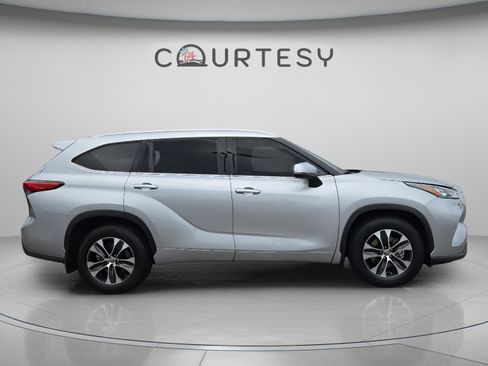Used 2020 Toyota Highlander XLE AWD/4WD image 6