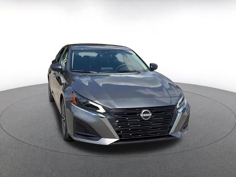 Used 2025 Nissan Altima 2.5 SV FWD image 2