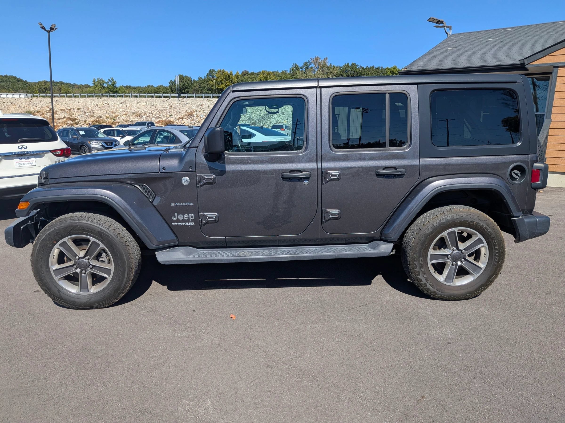 Used 2018 Jeep Wrangler Unlimited Sahara AWD/4WD image 3