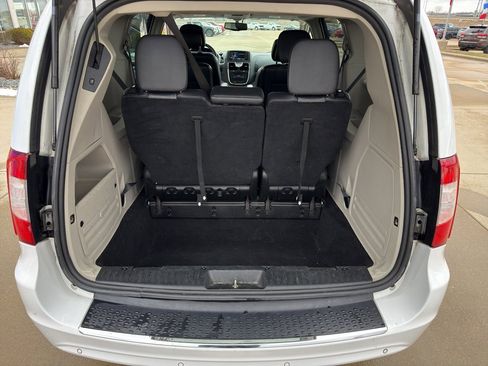 Used 2015 Chrysler Town & Country Touring-L w/ Driver Convenience Group image 14