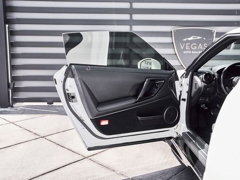 Used 2021 Nissan GT-R Premium image 32