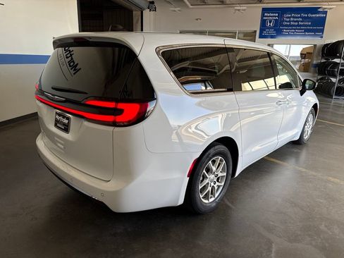 Used 2024 Chrysler Pacifica Touring-L FWD image 7