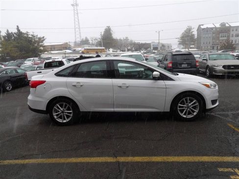 Used 2017 Ford Focus SE w/ Cold Weather Package FWD image 6