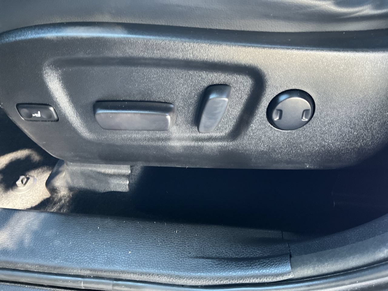 Used 2018 Toyota Highlander XLE AWD/4WD image 5