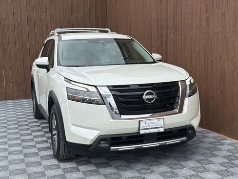 Used 2023 Nissan Pathfinder SL w/ Lighting Package (N92) image 14