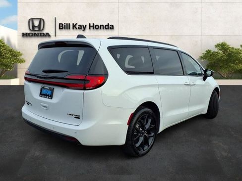 Used 2023 Chrysler Pacifica Limited w/ S Appearance Package image 3