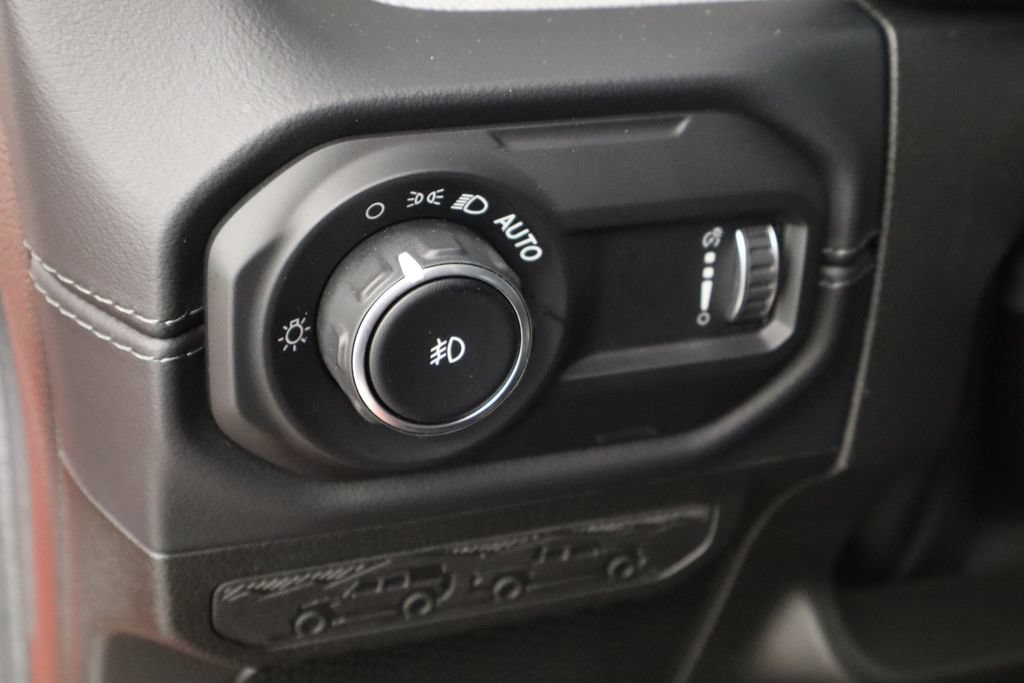 Used 2026 Jeep Wrangler Unlimited Sahara AWD/4WD image 24