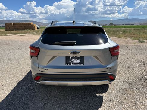 Used 2025 Chevrolet Trax LT w/ LPO, Blackout Package FWD image 6