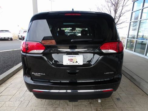 Used 2018 Chrysler Pacifica Limited w/ Tire & Wheel Group image 6