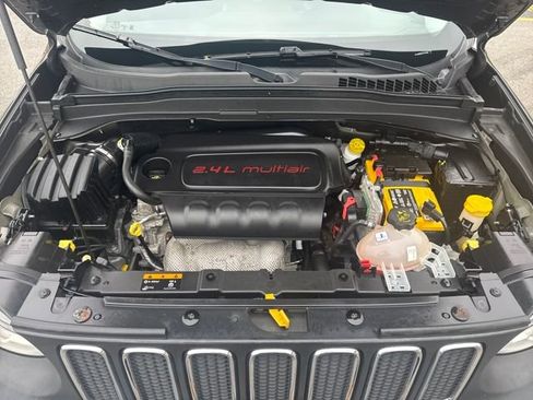 Used 2017 Jeep Renegade Latitude w/ Popular Equipment Group image 22