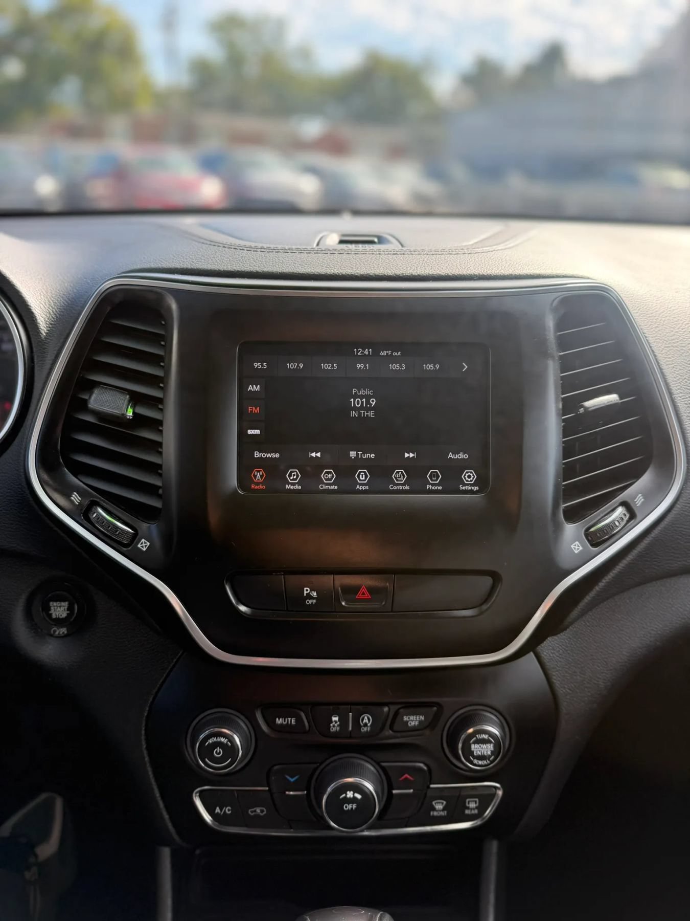 Used 2019 Jeep Cherokee Latitude Plus w/ Cold Weather Group AWD/4WD image 15