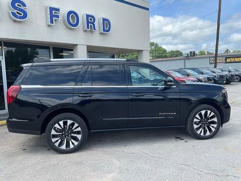 Used 2025 Ford Expedition Platinum w/ Driver's Package AWD/4WD image 3