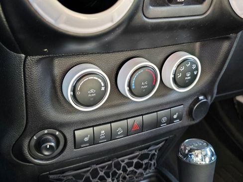 Used 2018 Jeep Wrangler Unlimited Sahara image 28