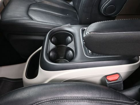 Used 2022 Chrysler Pacifica Touring-L image 25